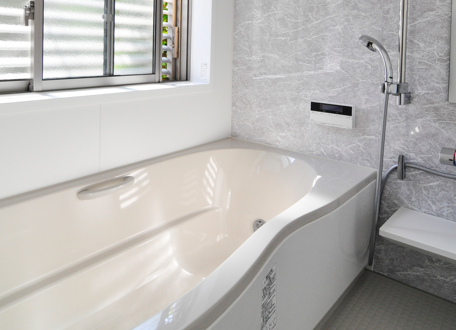 大理石デザインのオシャレで明るい浴室